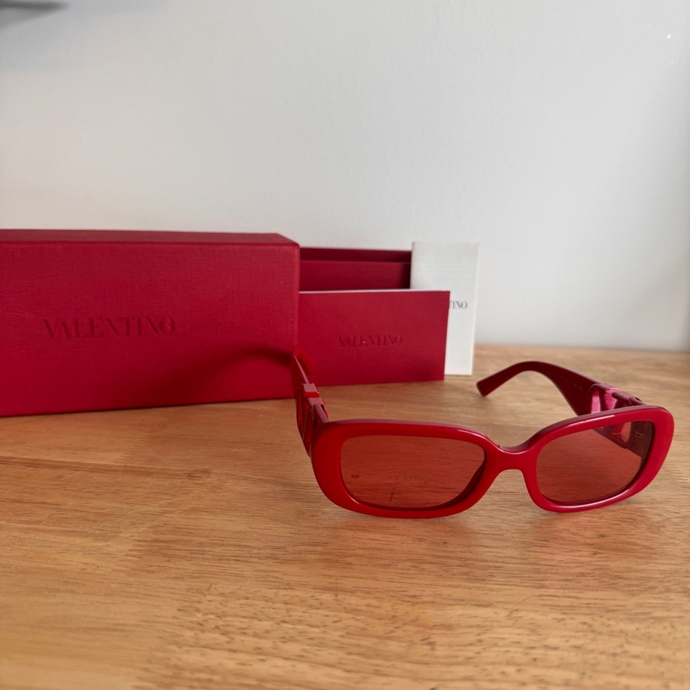 Valentino - Oval Acetate Frame with Vlogo Sunglasses - Red - Picture 2 of 7